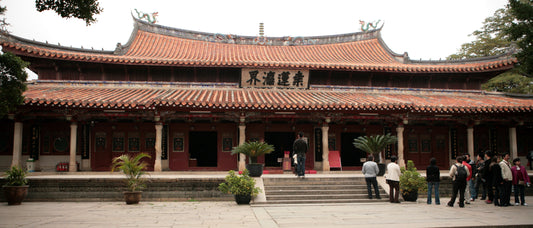 Red-tiled roof and front entrance of the main hall at Quanzhou Kaiyuan Temple